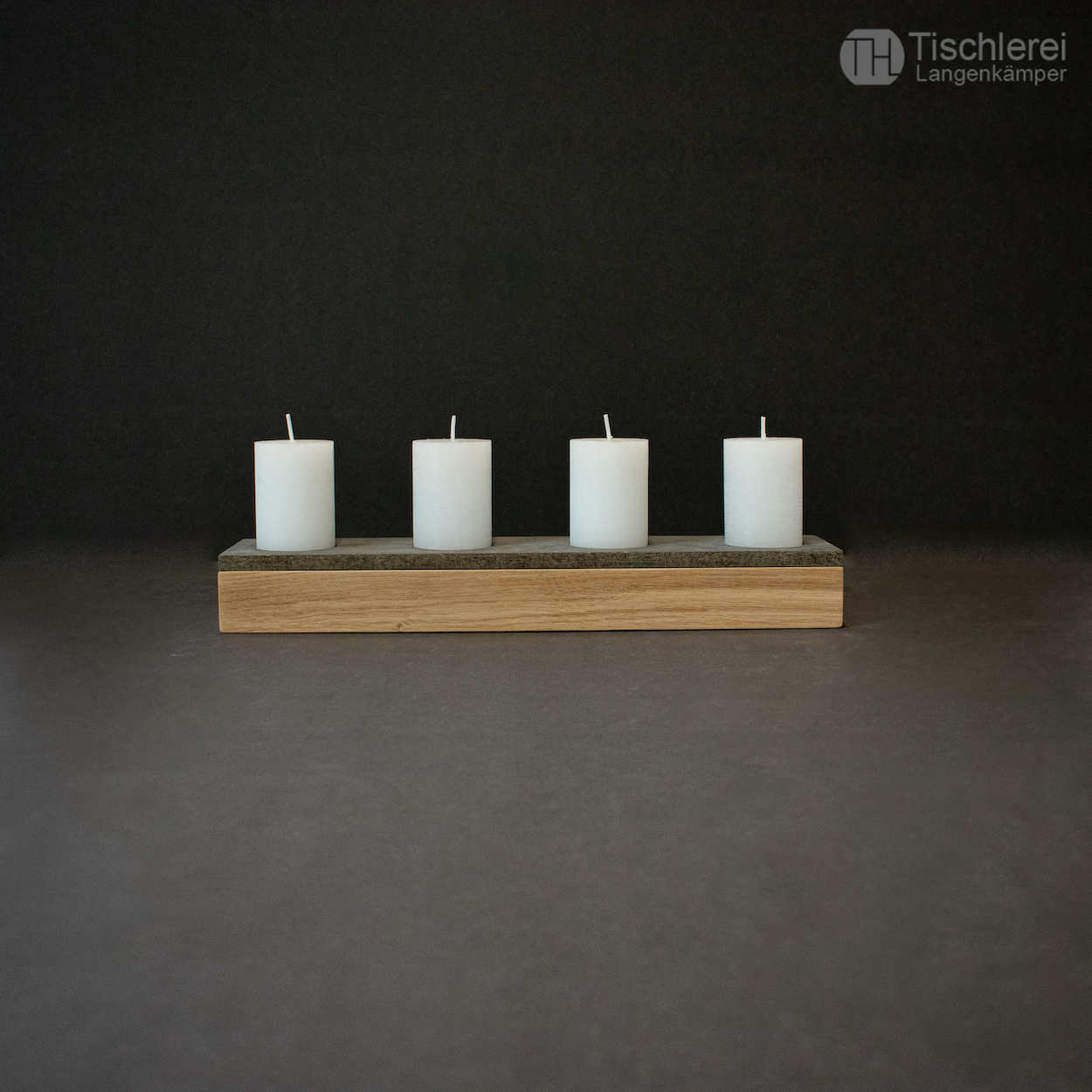 Frontale Ansicht Adventskranz aus Eichenholz mit Betonoptik. Variante für große Kerzen bis 6,1cm durchmesser.