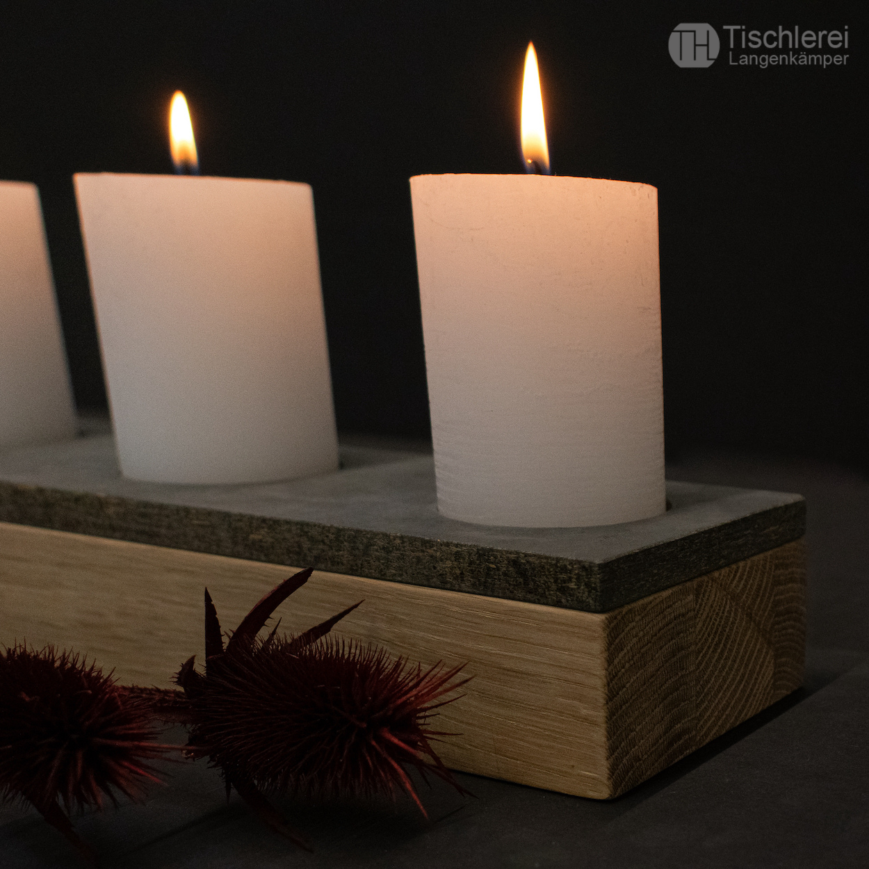 Nahaufnahme Holz Adventskranz mit brennenden Kerzen